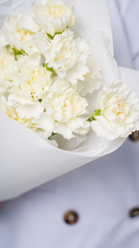 9 белых диантусов в оформлении №101