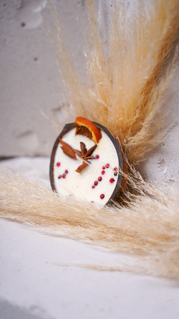 Ароматическая свеча в кокосе