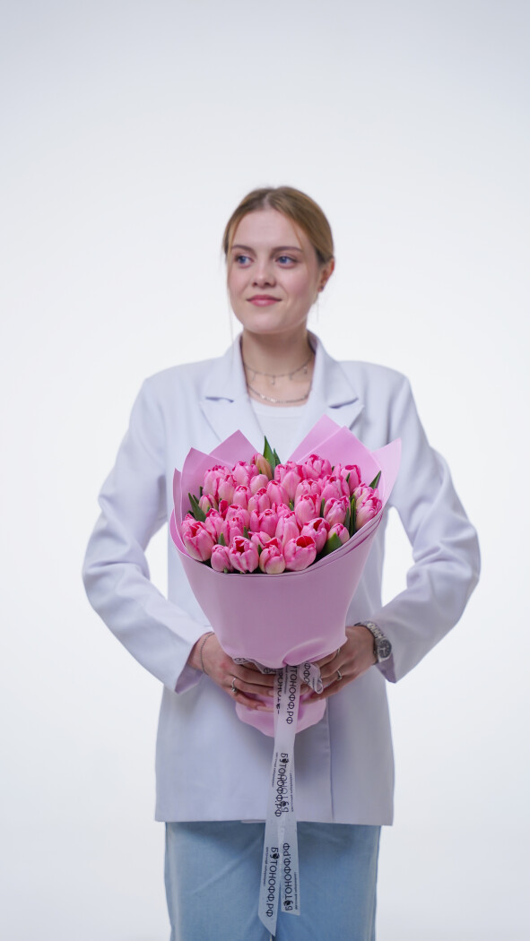 35 розовых тюльпанов в оформлении №380
