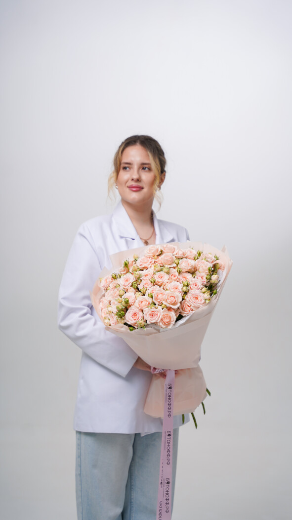 15 персиковых кустовых роз в оформлении №16