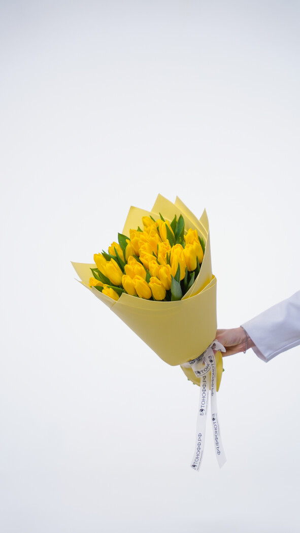 35 желтых тюльпанов в оформлении №370