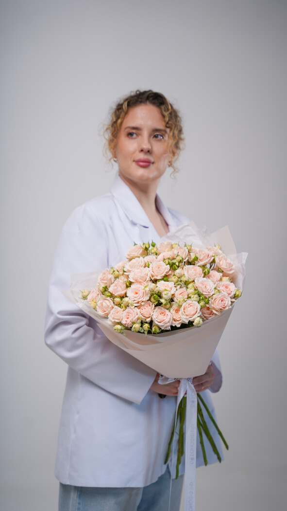 9 персиковых кустовых роз в оформлении №14