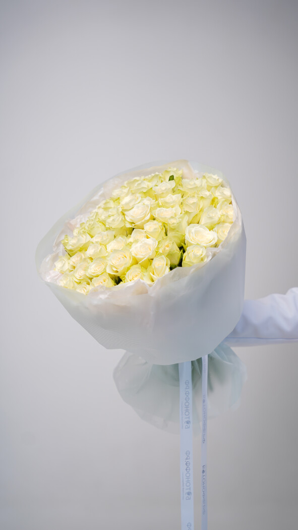 51 белая роза в оформлении №35