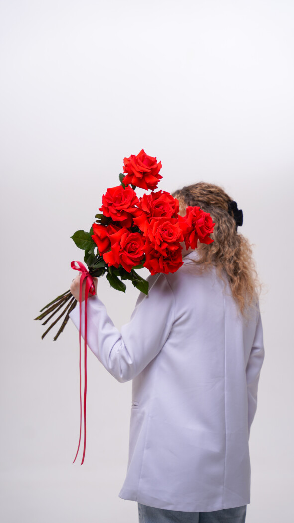 9 алых роз под ленту №275