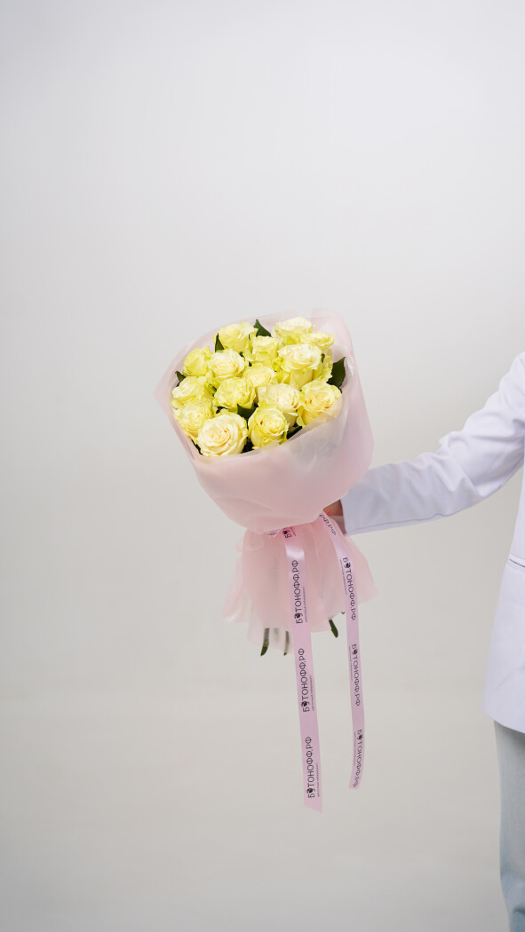 15 белых роз в оформлении №54