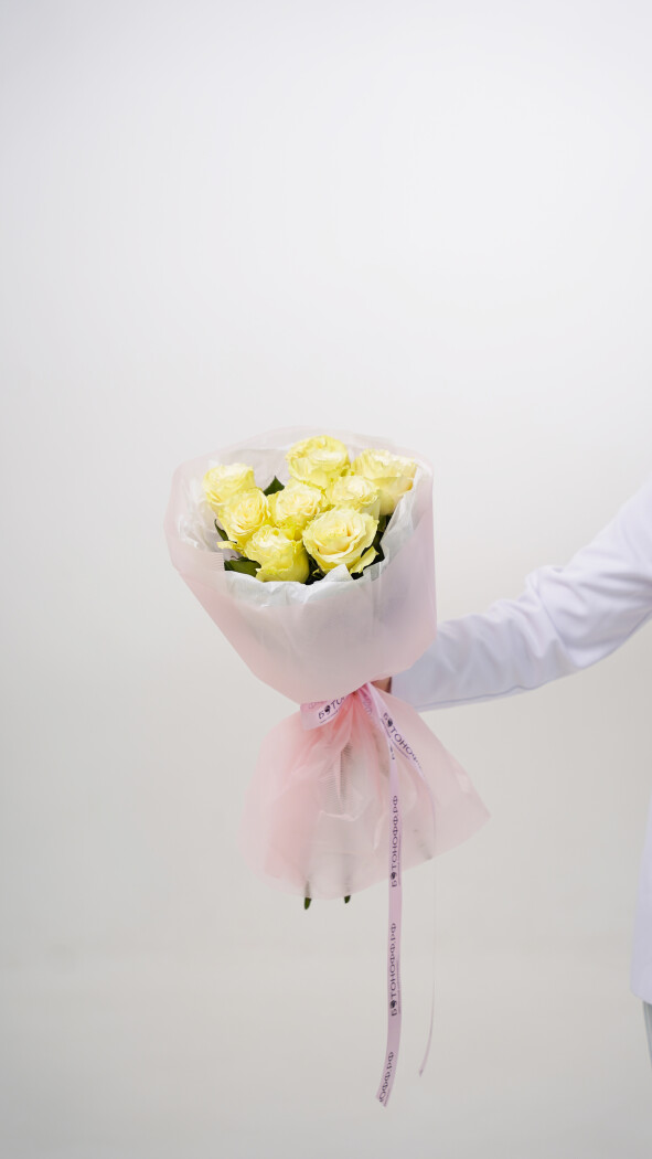 9 белых роз в оформлении №53