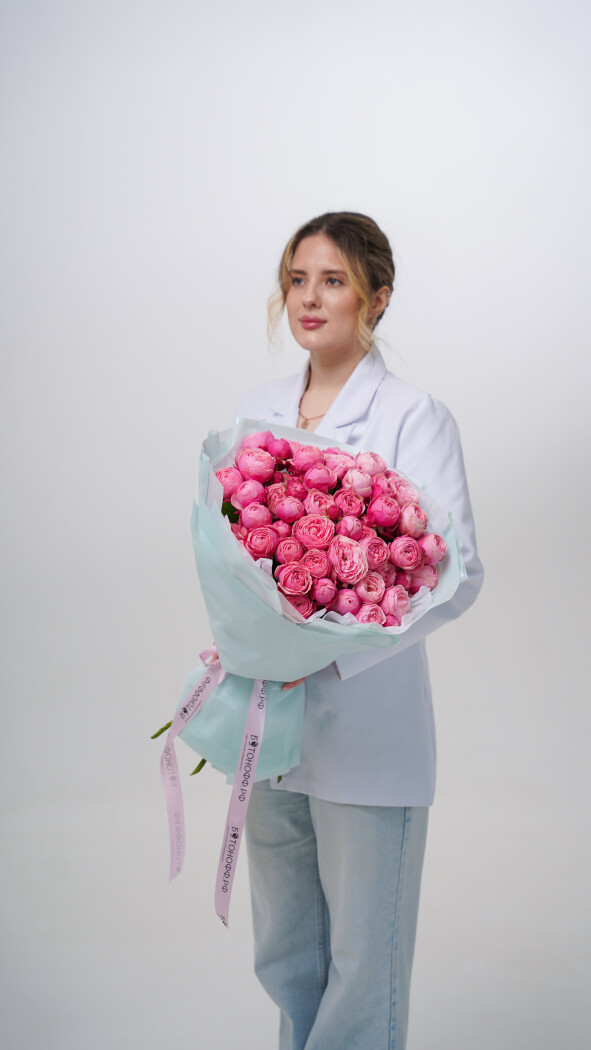 15 розовых кустовых роз в оформлении №28