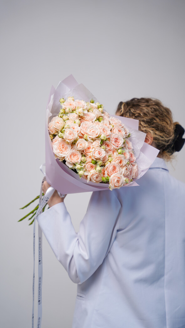 11 персиковых кустовых роз в оформлении №15