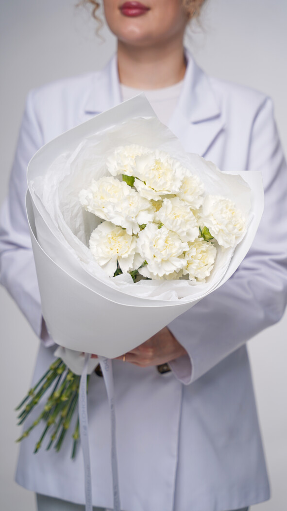 15 белых диантусов в оформлении №103