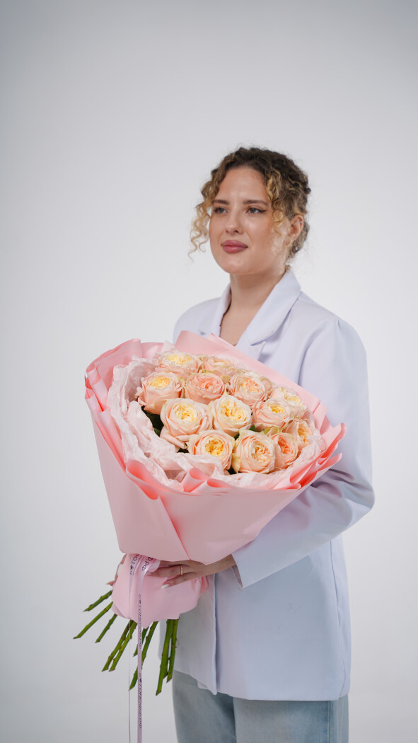 15 кремовых пионовидных роз в оформлении №3