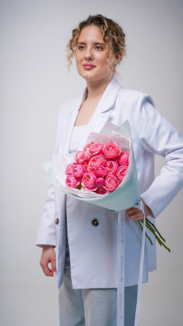 5 розовых кустовых роз в оформлении №25