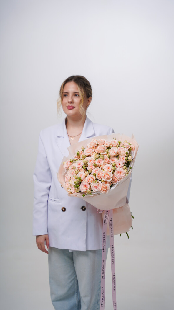 15 персиковых кустовых роз в оформлении №16