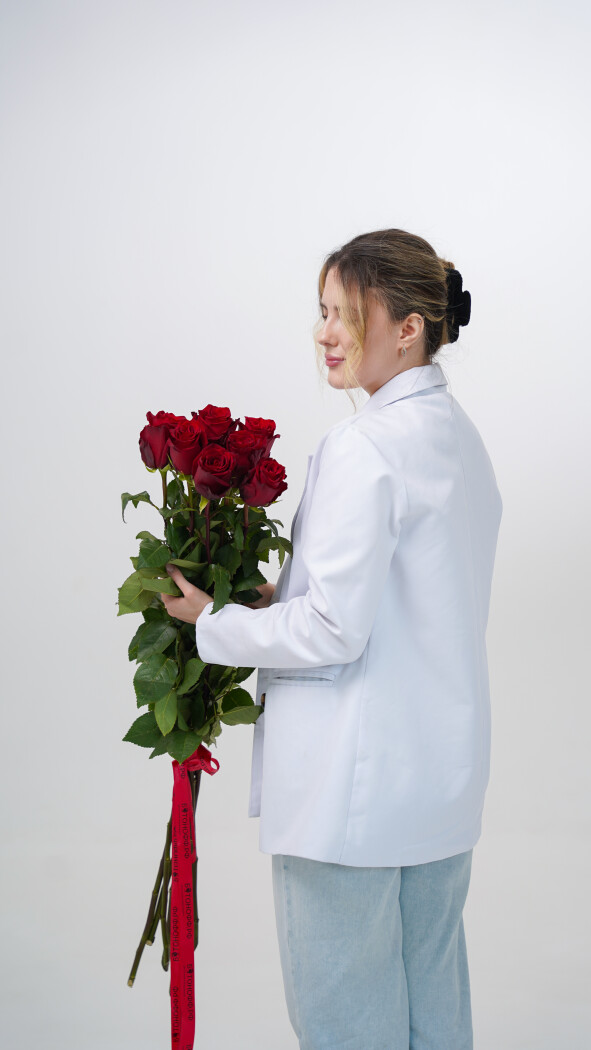 7 красных метровых роз под ленту №46