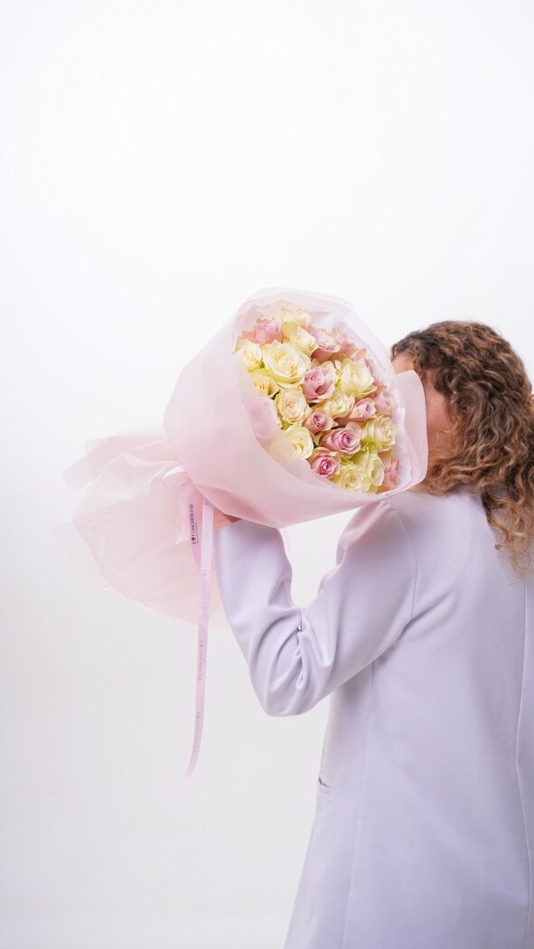 25 роз микс в оформлении №330