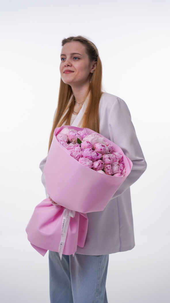 25 розовых пионов в оформлении №141