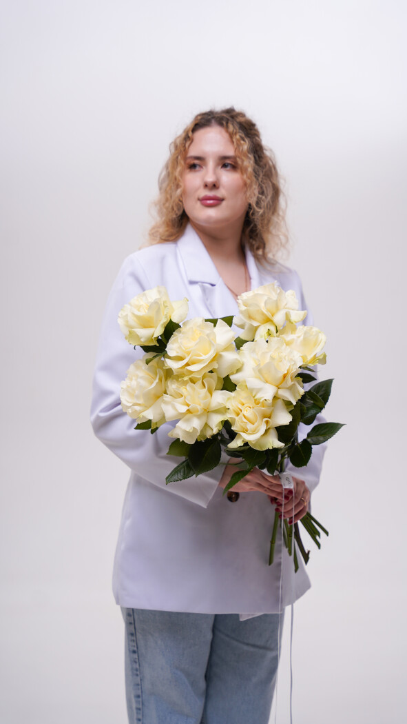 9 белых роз под ленту №277