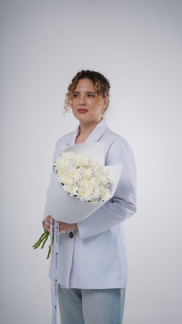 5 белых хризантем в оформлении №70