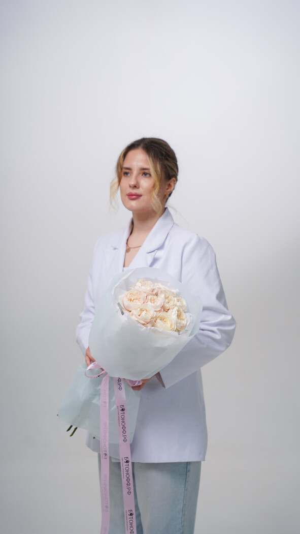 9 бледно-розовых пионовидных роз в оформлении №8