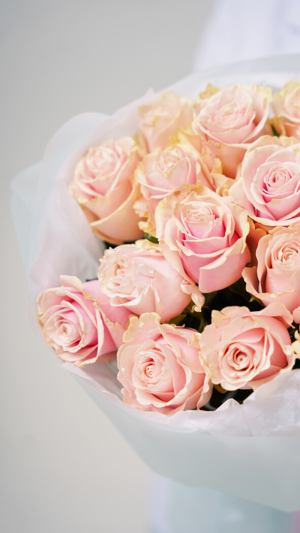 15 розовых роз в оформлении №60