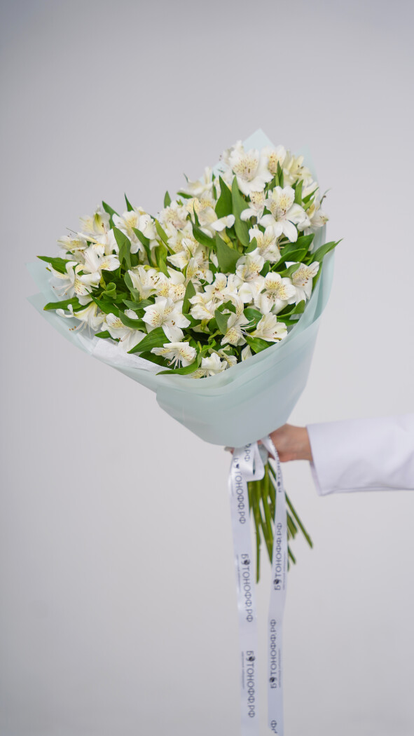 15 белых альстромерий в оформлении №91