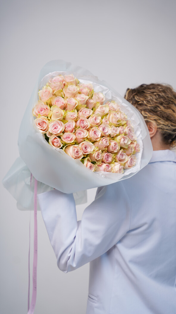 51 нежно-розовая роза в оформлении №38