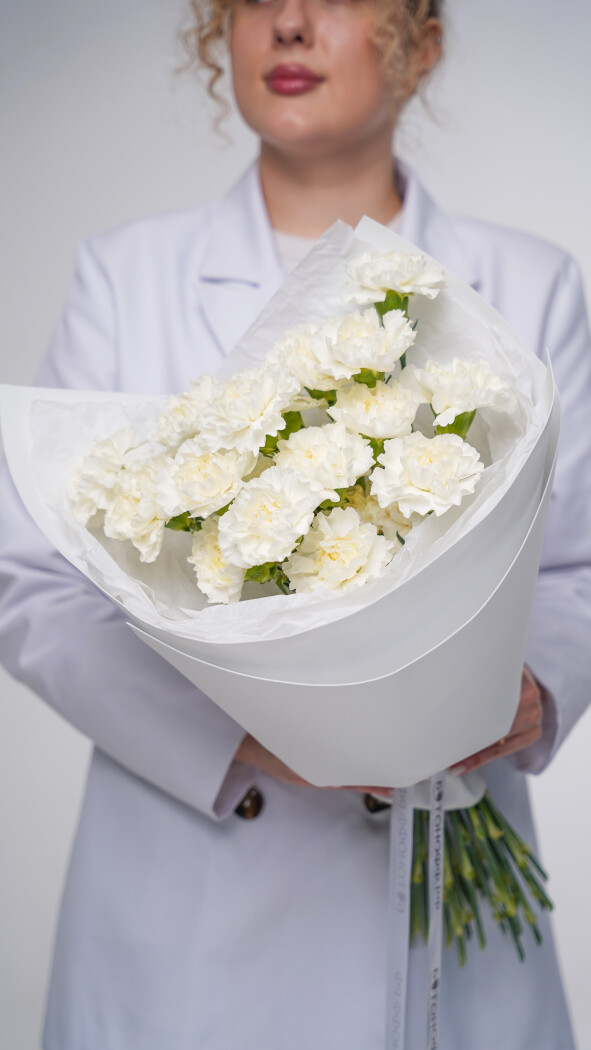 25 белых диантусов в оформлении №104