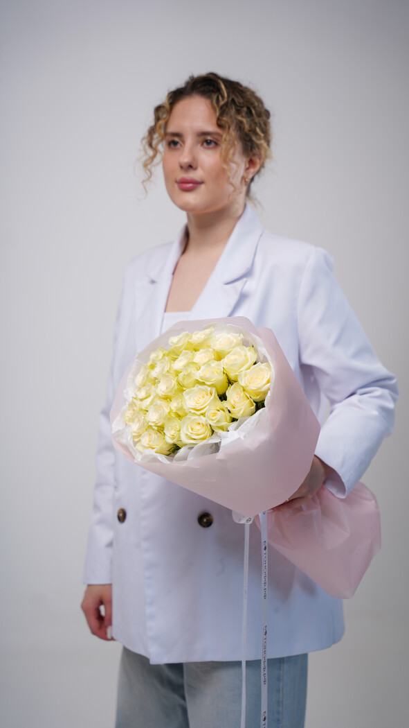 25 белых роз в оформлении №34