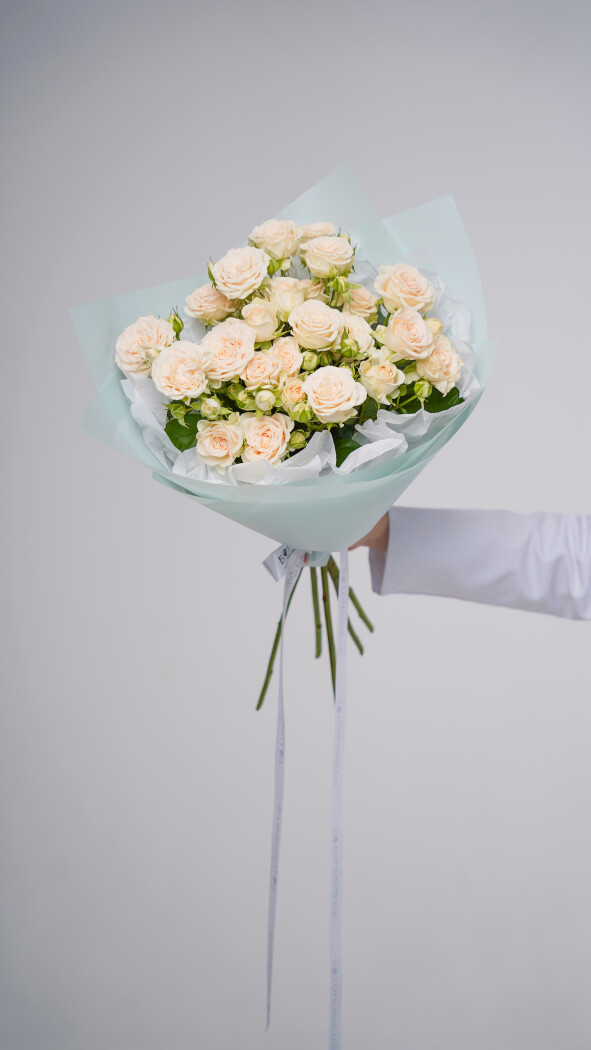 5 светло-розовых кустовых роз в оформлении №19