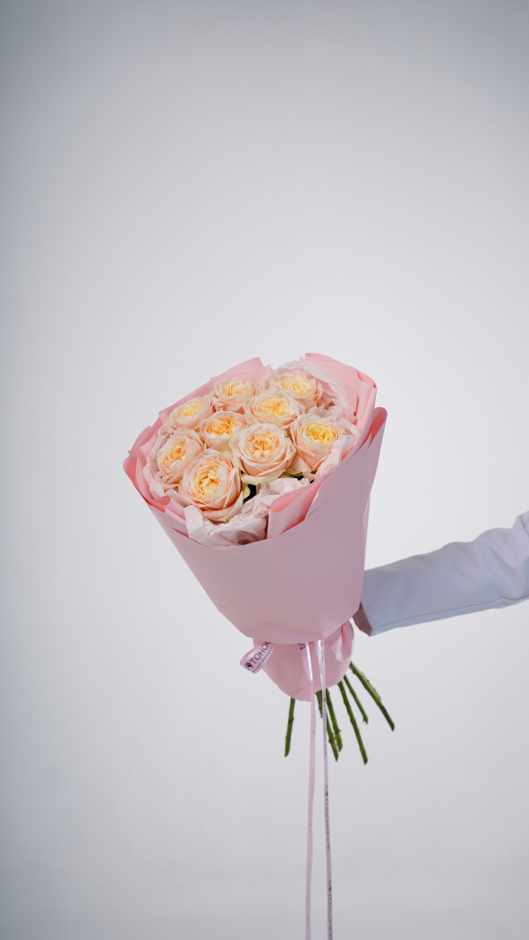 9 кремовых пионовидных роз в оформлении №2