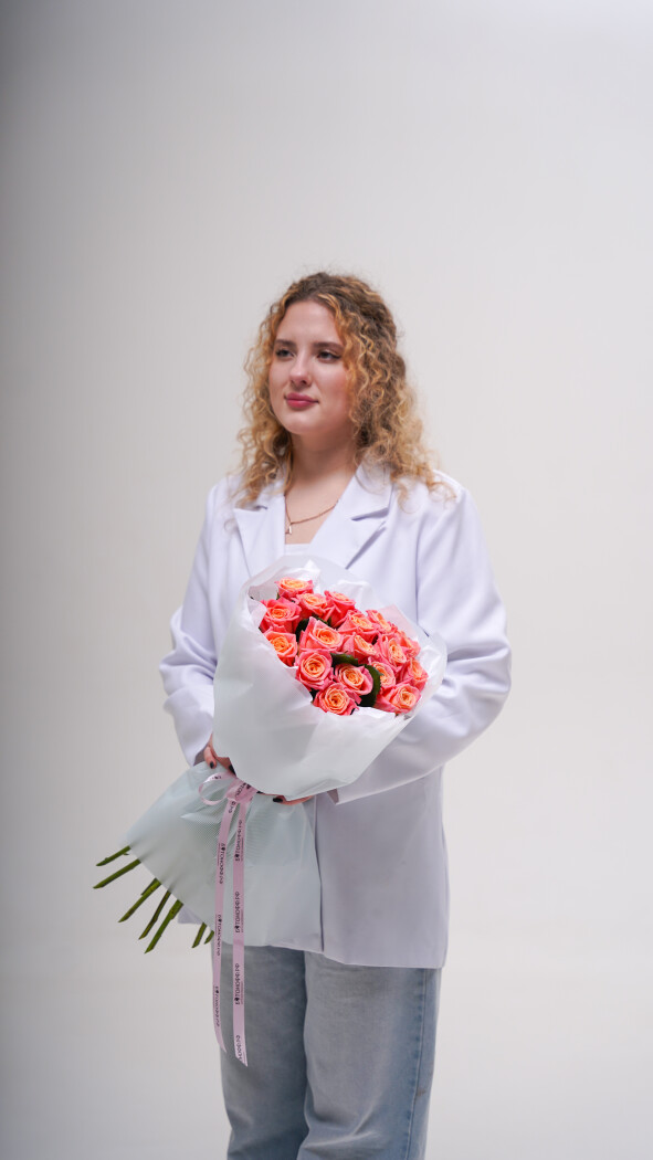 17 коралловых роз в оформлении №236