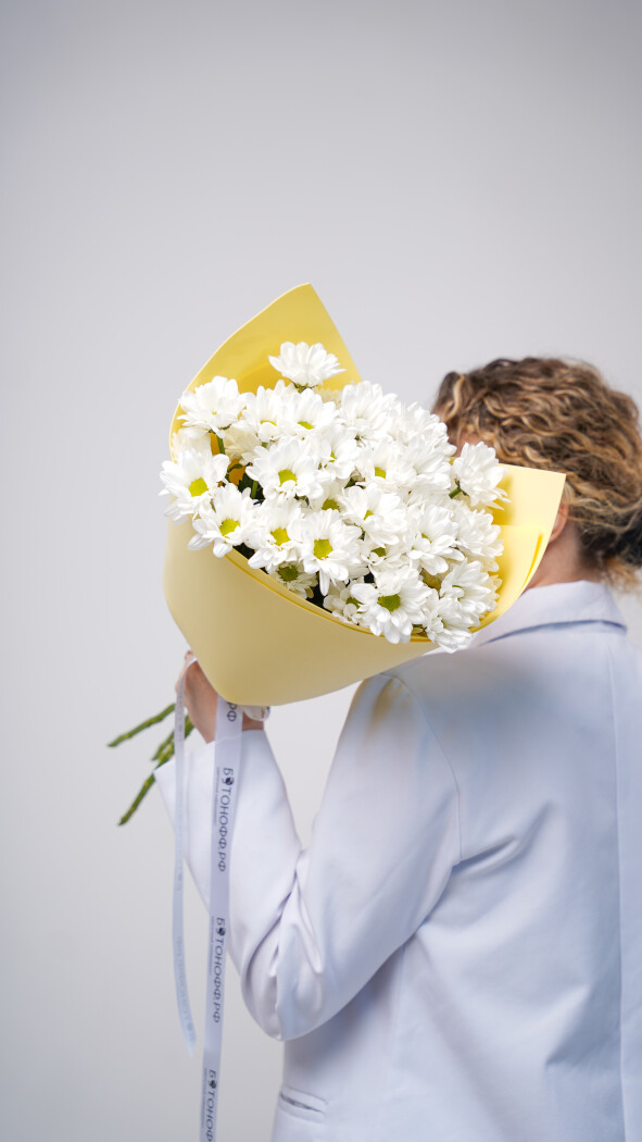 5 белых ромашковых хризантем в оформлении №76