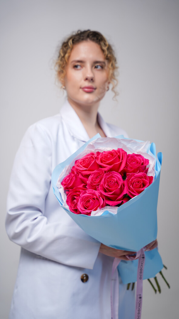 9 малиновых роз в оформлении №65