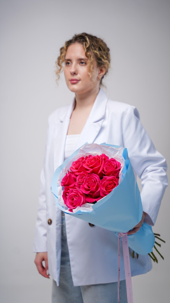 9 малиновых роз в оформлении №65