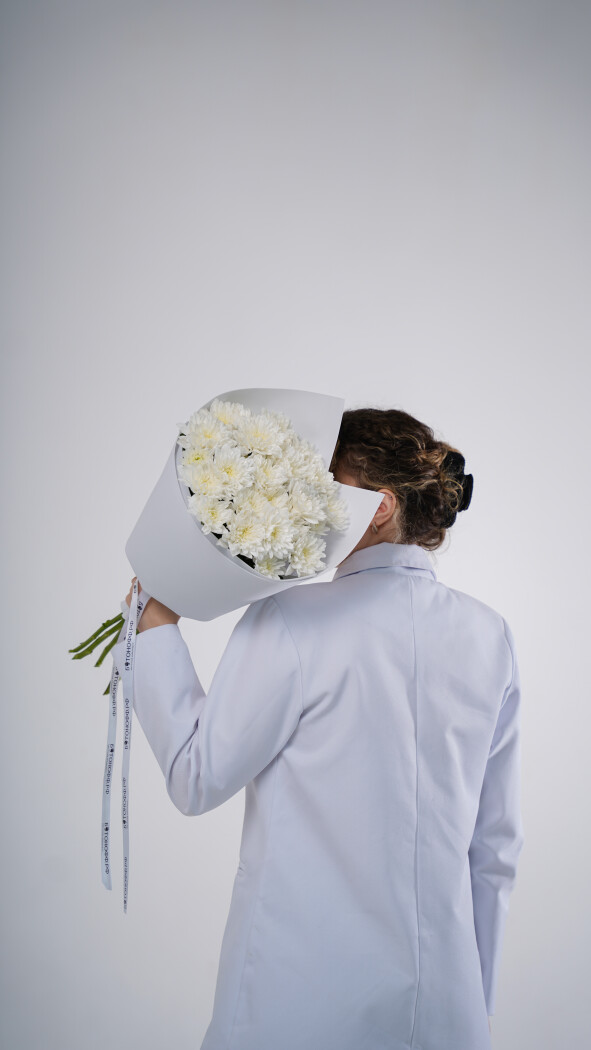 5 белых хризантем в оформлении №70