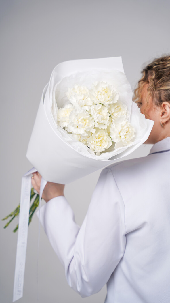 15 белых диантусов в оформлении №103