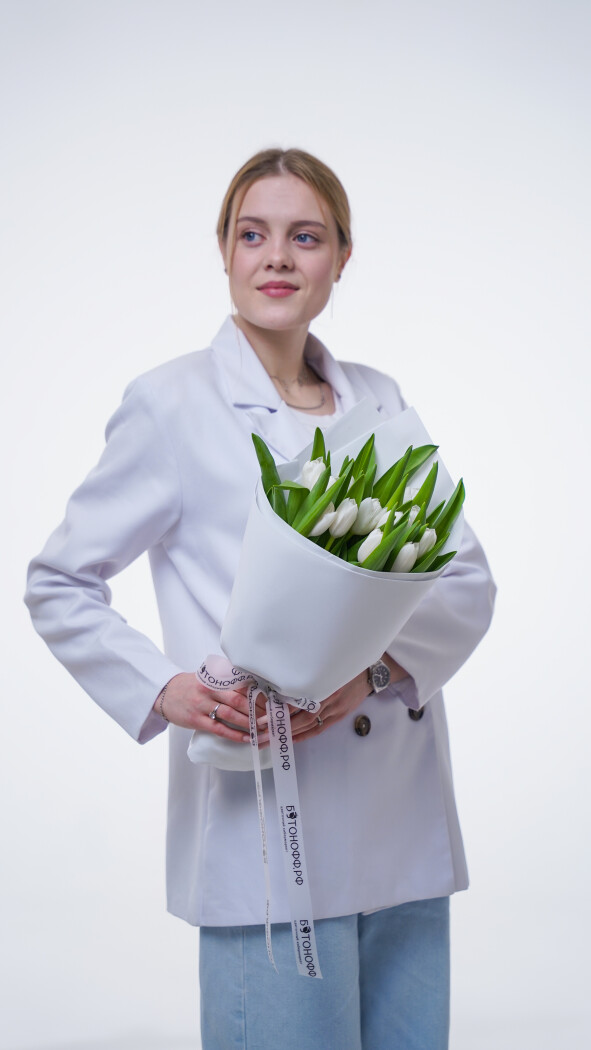 15 белых тюльпанов в оформлении №363