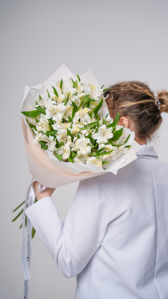 11 белых альстромерий в оформлении №90