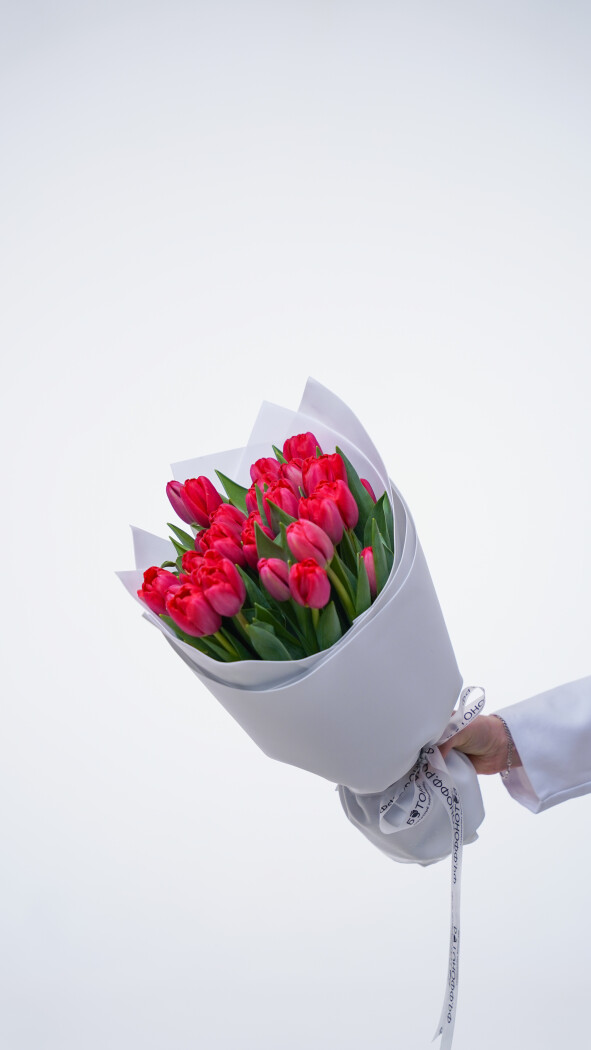 35 красных тюльпанов в оформлении №375