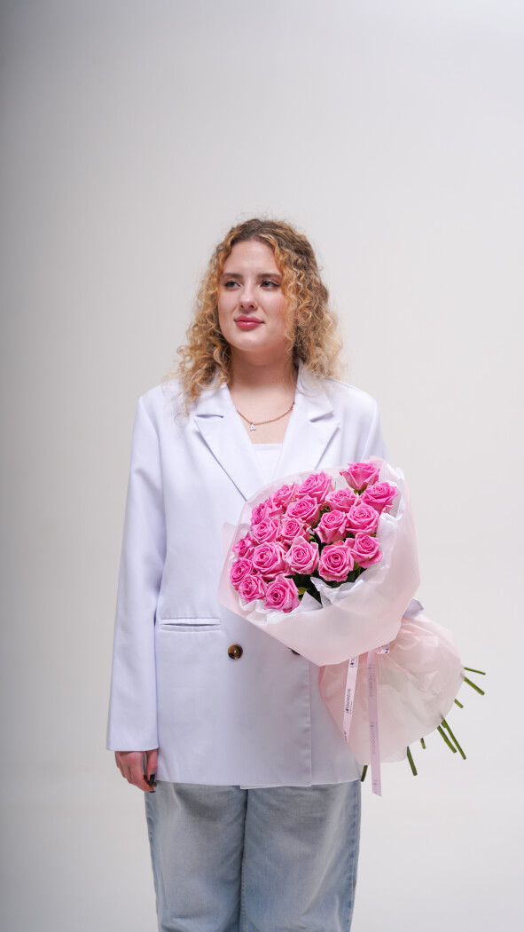 19 розовых роз в оформлении №234