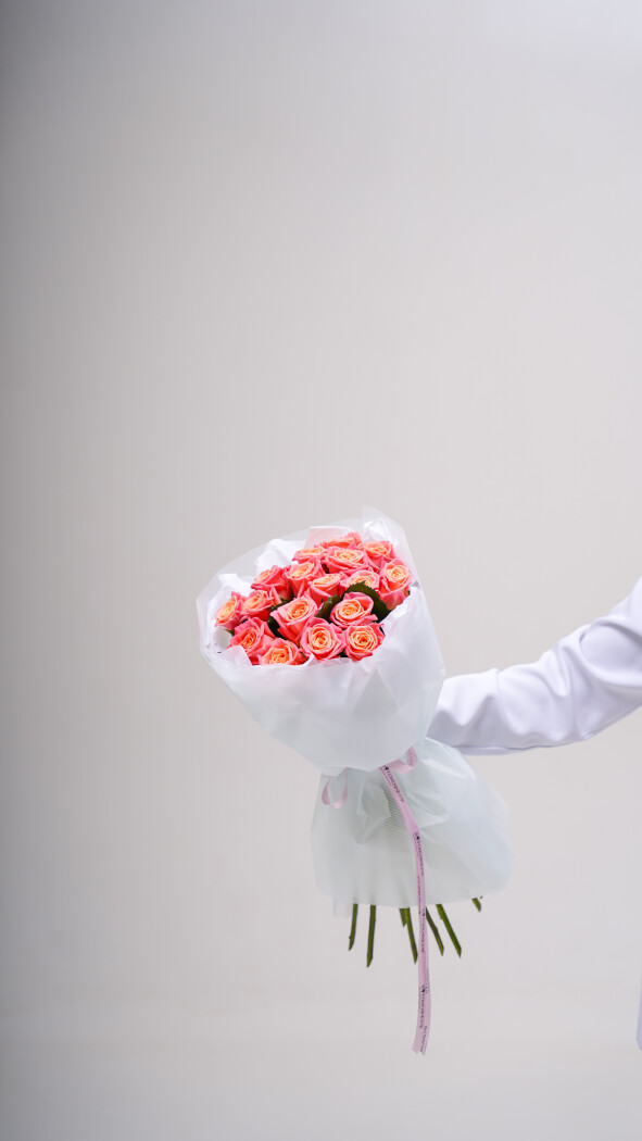 17 коралловых роз в оформлении №236