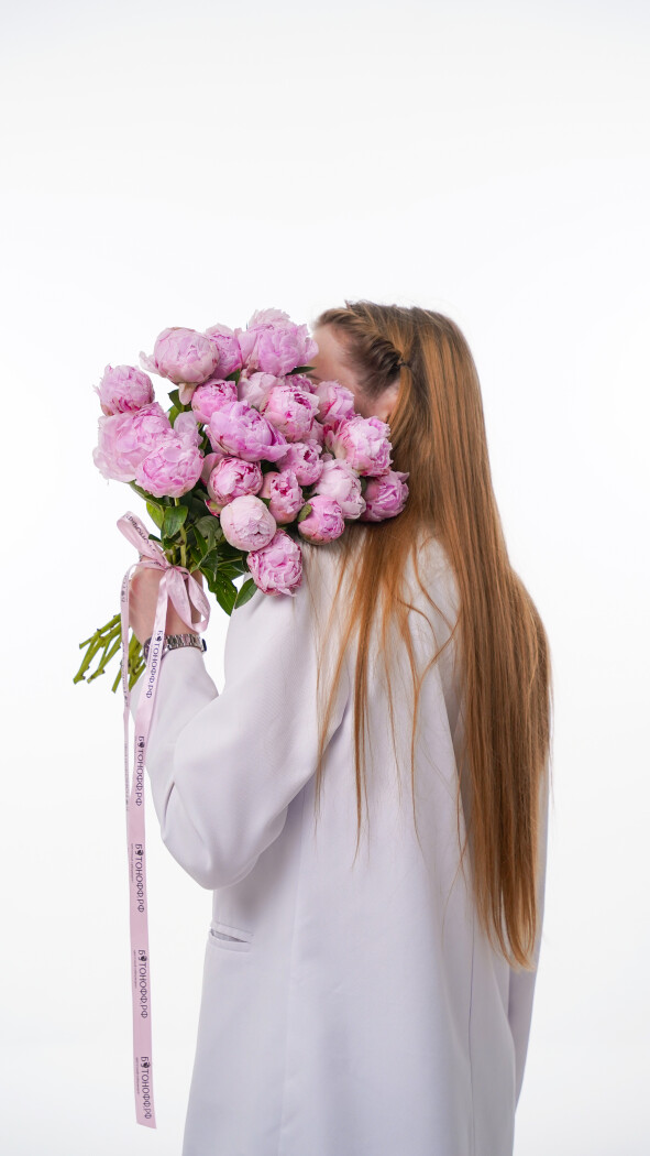 25 розовых пионов под ленту №138