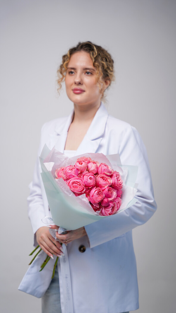 5 розовых кустовых роз в оформлении №25