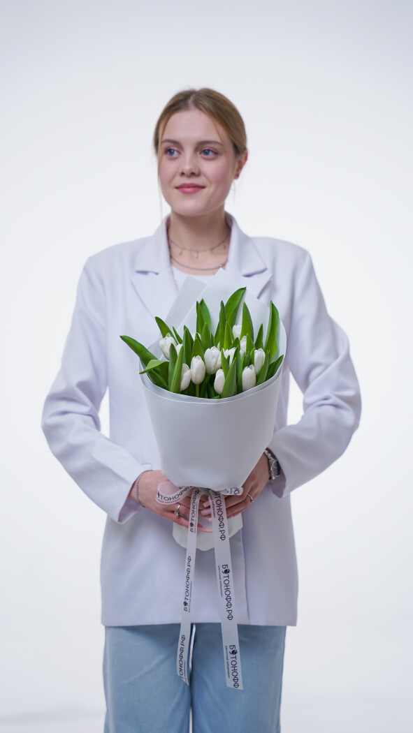 15 белых тюльпанов в оформлении №363