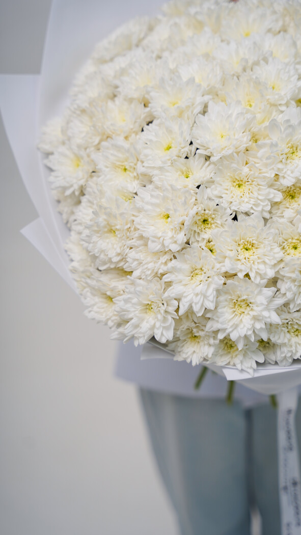 25 белых хризантем в оформлении №74