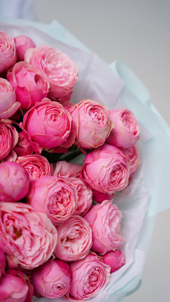 15 розовых кустовых роз в оформлении №28