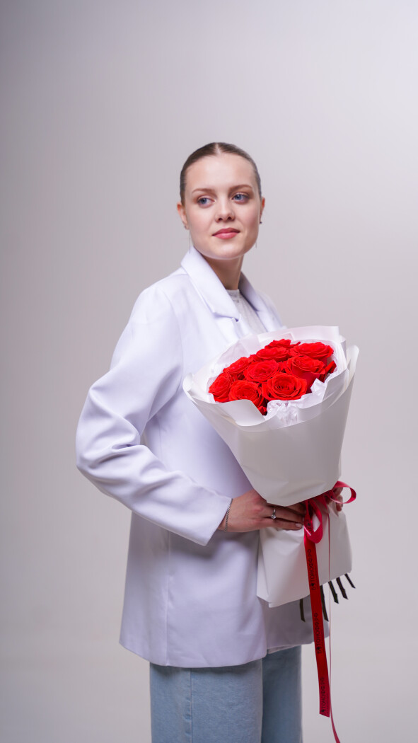 9 алых роз в оформлении №273