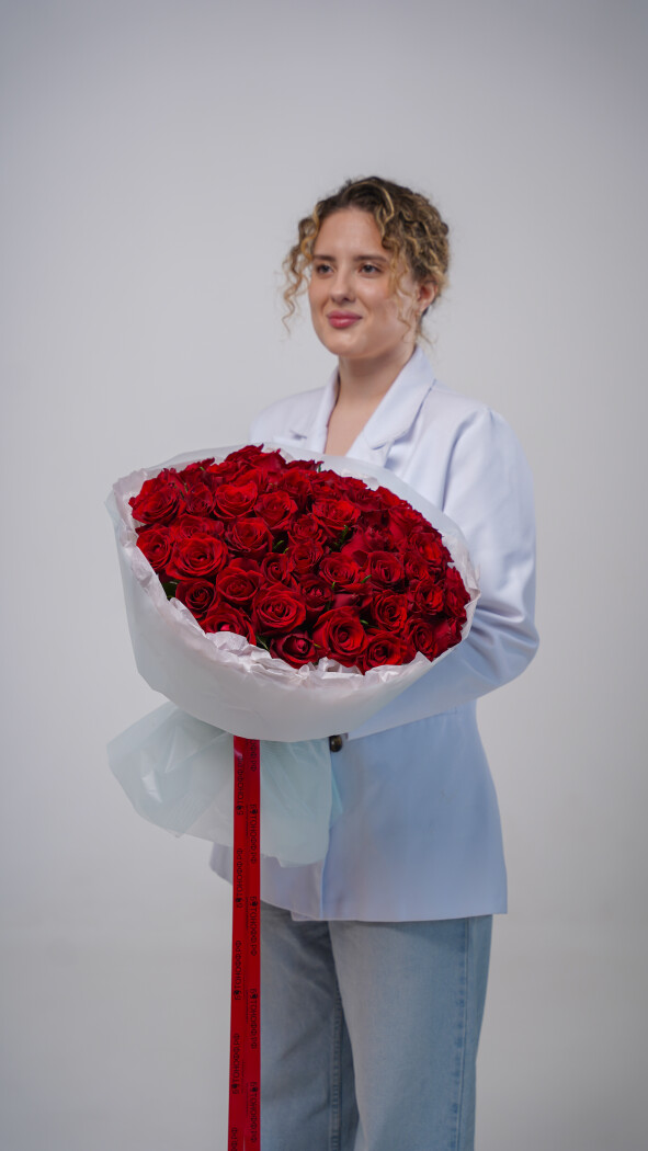 51 красная роза в оформлении №32