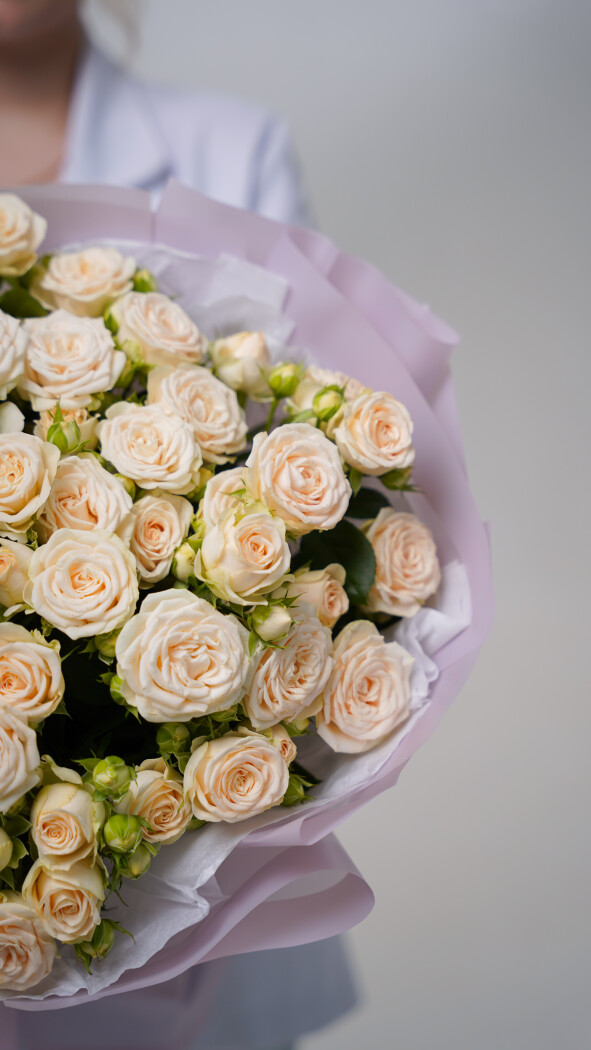 15 светло-розовых кустовых роз в оформлении №22