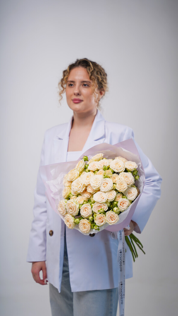 11 светло-розовых кустовых роз в оформлении №21