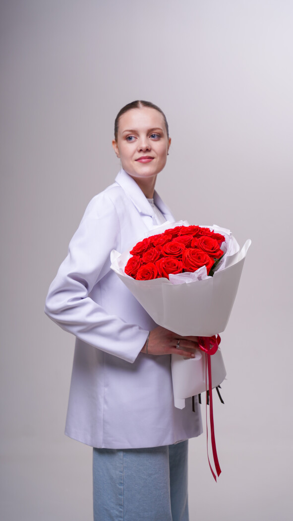 15 алых роз в оформлении №281